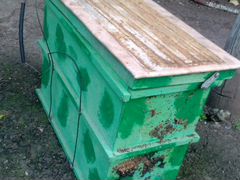 Улья, ловушки и рамочки для пчёл