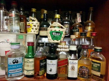 Коллекция мини бутылочек с алкоголем