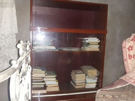 Книжный мебельный шкаф