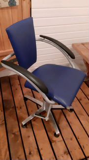 Парикмахерское кресло(углы сиденья порванные)