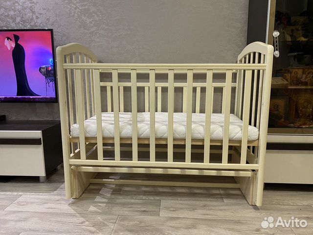 Детская кроватка с продольным маятником и матрасик