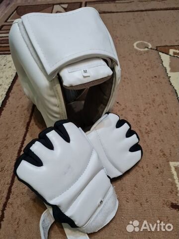 Перчатки, шлем, наколенники и кимано