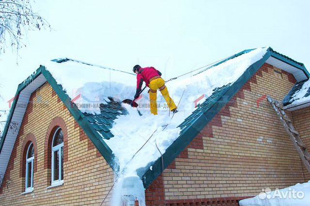 Уборка снега с крыши Уборка снега с крыши