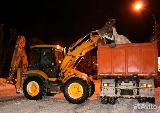 Уборка и вывоз снега экскаватор грузит самосвал вы