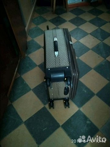 Продам два больших новых чемодана на колесиках