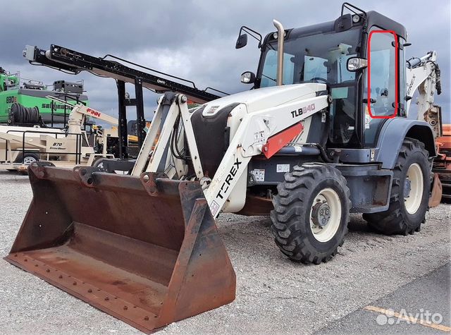 Terex TLB840/890 стекло левой двери T100038 Terex TLB840/890 стекло левой двери T100038
