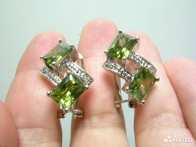 Сережки с зеленым камнем. Новые