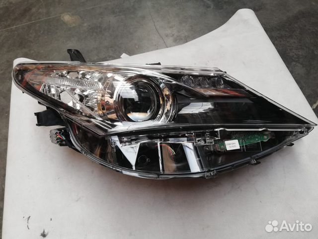 Фара правая Toyota Auris 8113002J70 Фара правая Toyota Auris 8113002J70