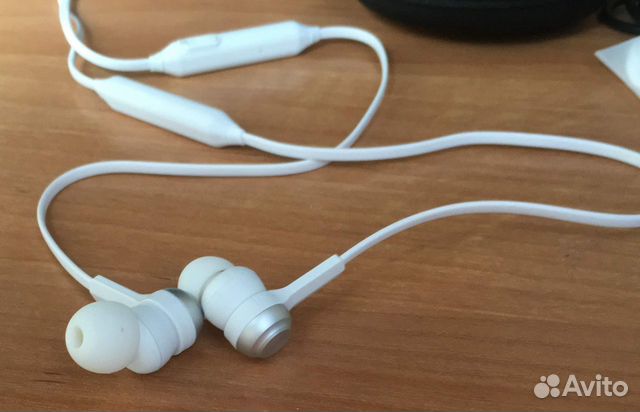 Наушники беспроводные (bluetooth) + чехол +насадки