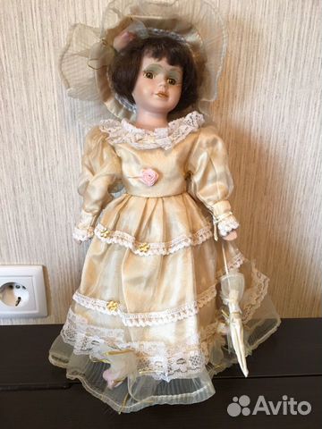 Кукла фарфоровая