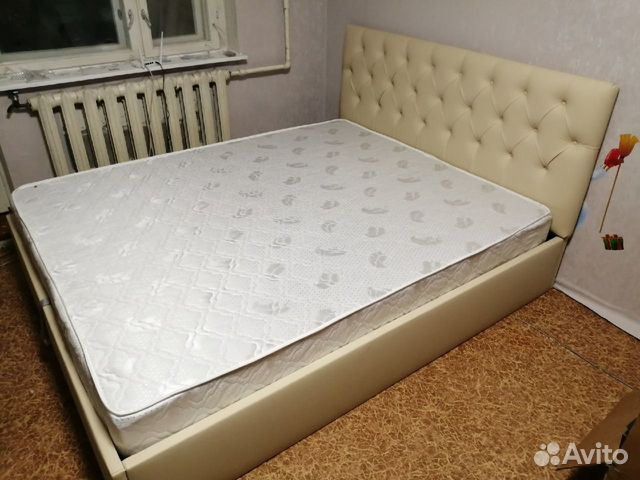 Кровать с подъемным механизмом