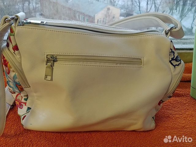 Сумка белая с цветами на длинном ремешке Сумка белая с цветами на длинном ремешке