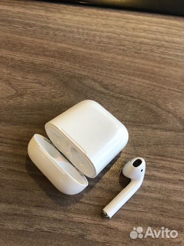 Кейс и левый наушник Airpods 2