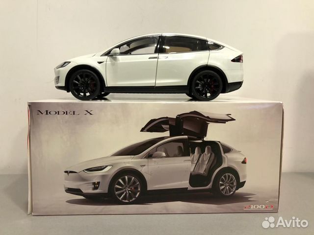 Модель 1:18 электромобиля Tesla Model X Модель 1:18 электромобиля Tesla Model X
