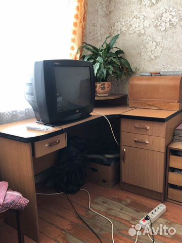 Компьютерный стол, стенка, шкаф, кровать