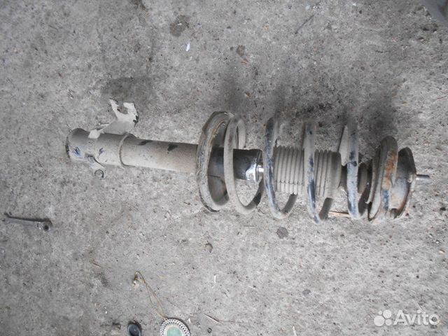Амортизатор передний правый Nissan Almera N16 QG15