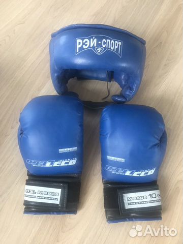 Боксерские перчатки и шлем Боксерские перчатки и шлем