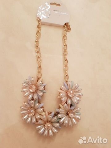 Колье в виде цветочков Колье в виде цветочков