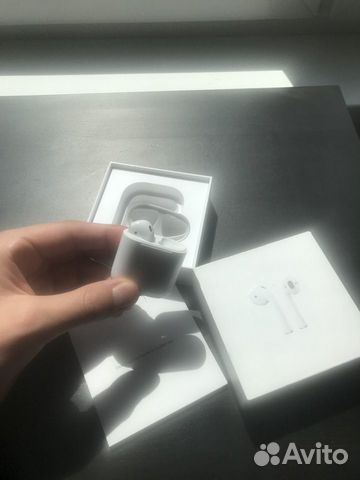 Кейс и левый наушник AirPods 2