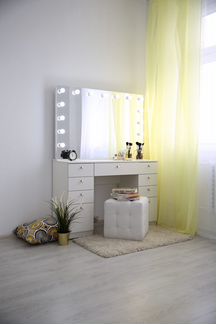 Гримерный / Туалетный стол / Зеркало с лампочками