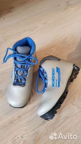 Лыжные ботинки и палочки