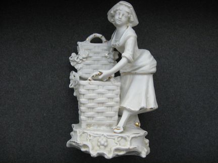 Антиквариат бисквит дама с корзинкой