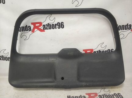 Обшивка крышки багажника Honda Stream RN1 D17A