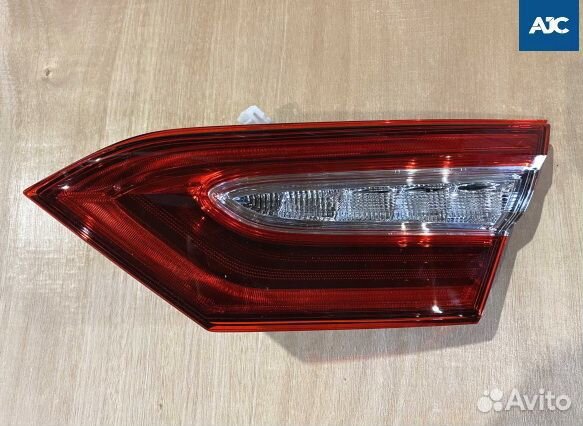Фонарь в крышку багажника правый Toyota Camry 70