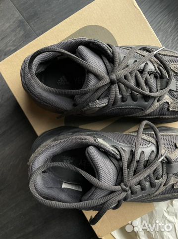 Adisas Yeezy boost 700