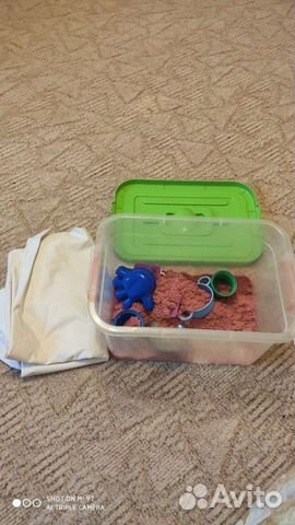 Кинетический песок с контейнером и игрушками