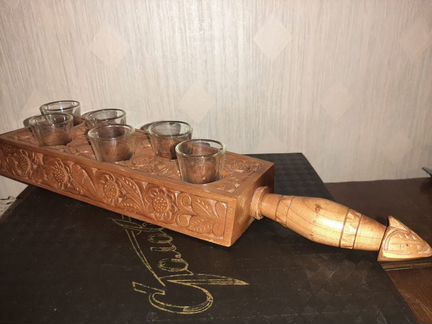 Стопки шоты на деревянной подставке