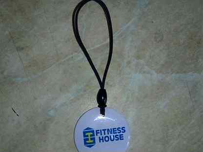 Гостевой визит в фитнес хаус. Брелок фитнес хаус в руке. Браслет для брелка фитнес хаус. Браслет fitness house. Гостевой визит в фитнес хаус.