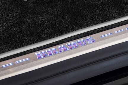 Порог внутренний с логотипом Brabus для 5-й двери