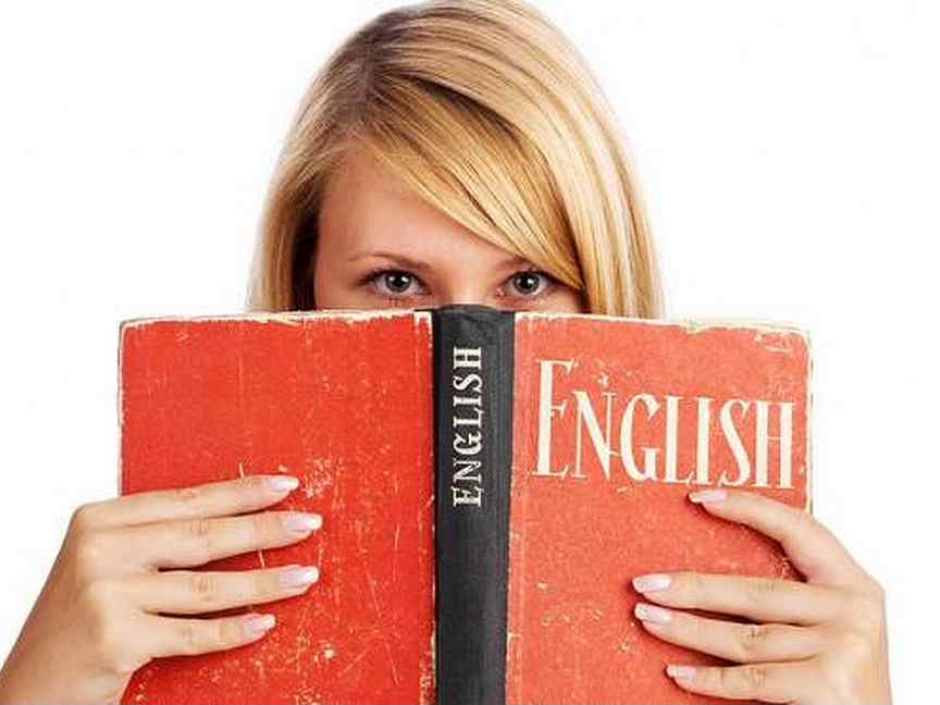 Изучение английского. Знаю английский язык. Девушка учит английский язык. Знаю английский язык в совершенстве. Странный на английском языке