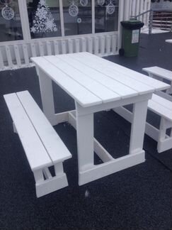 Деревянный стол и 2 скамейки