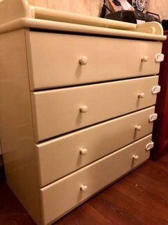 Детская кроватка и комод с пеленальным столиком