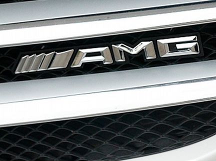 Эмблема Мерседес AMG на решетку радиатора