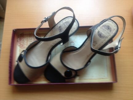 Босоножки кожаные Chester новые