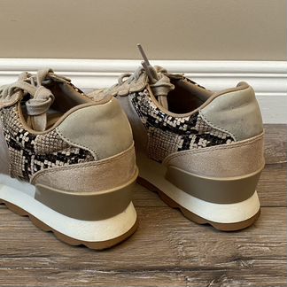 Женские кроссовки