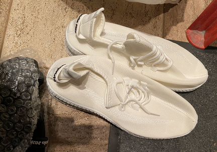Новые кроссовки 41 размер белые и черные