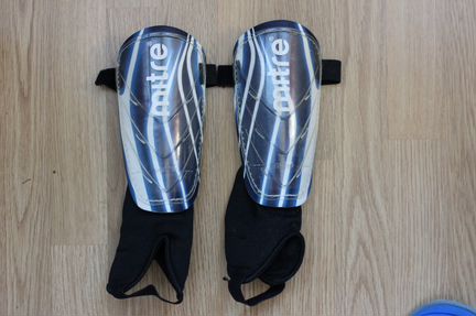 Спортивные щитки на голень Mitre
