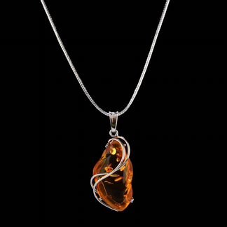 Кольцо из серебра с янтарной вставкой