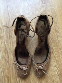 Продам туфли светло-коричневого цвета р. 40