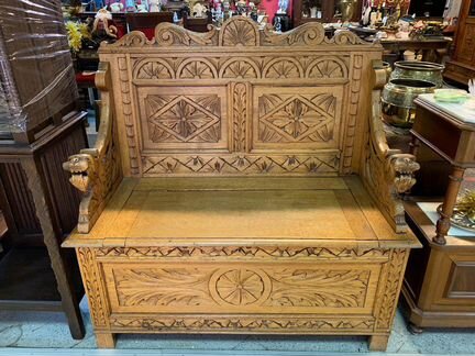 Скамья старинная с сундуком