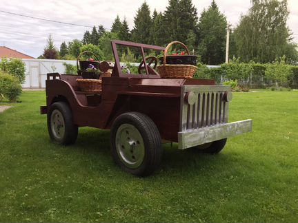 Гигантский джип на Ваш газон