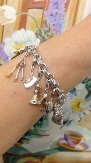 Браслет с подвесками