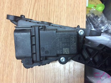 Ford Focus педаль газа 1544430