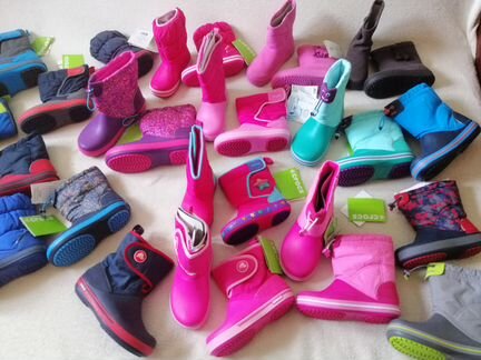 Сапоги Дутики утепленные резиновые Crocs разные