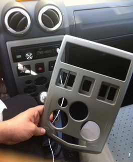 Центральная панель торпеды Renault Logan 04