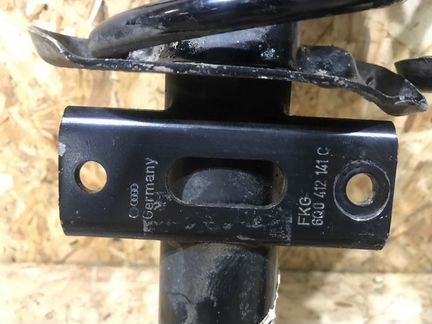 Стойка подвески передняя Skoda Rapid